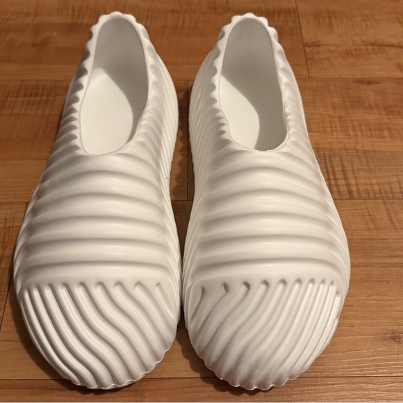 Maze Runner Deezy Slip-On Shoes Sz 10 White main image 5